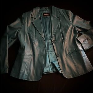 Excellent condition. Comes from a smoke/pet free home.
Genuine leather.